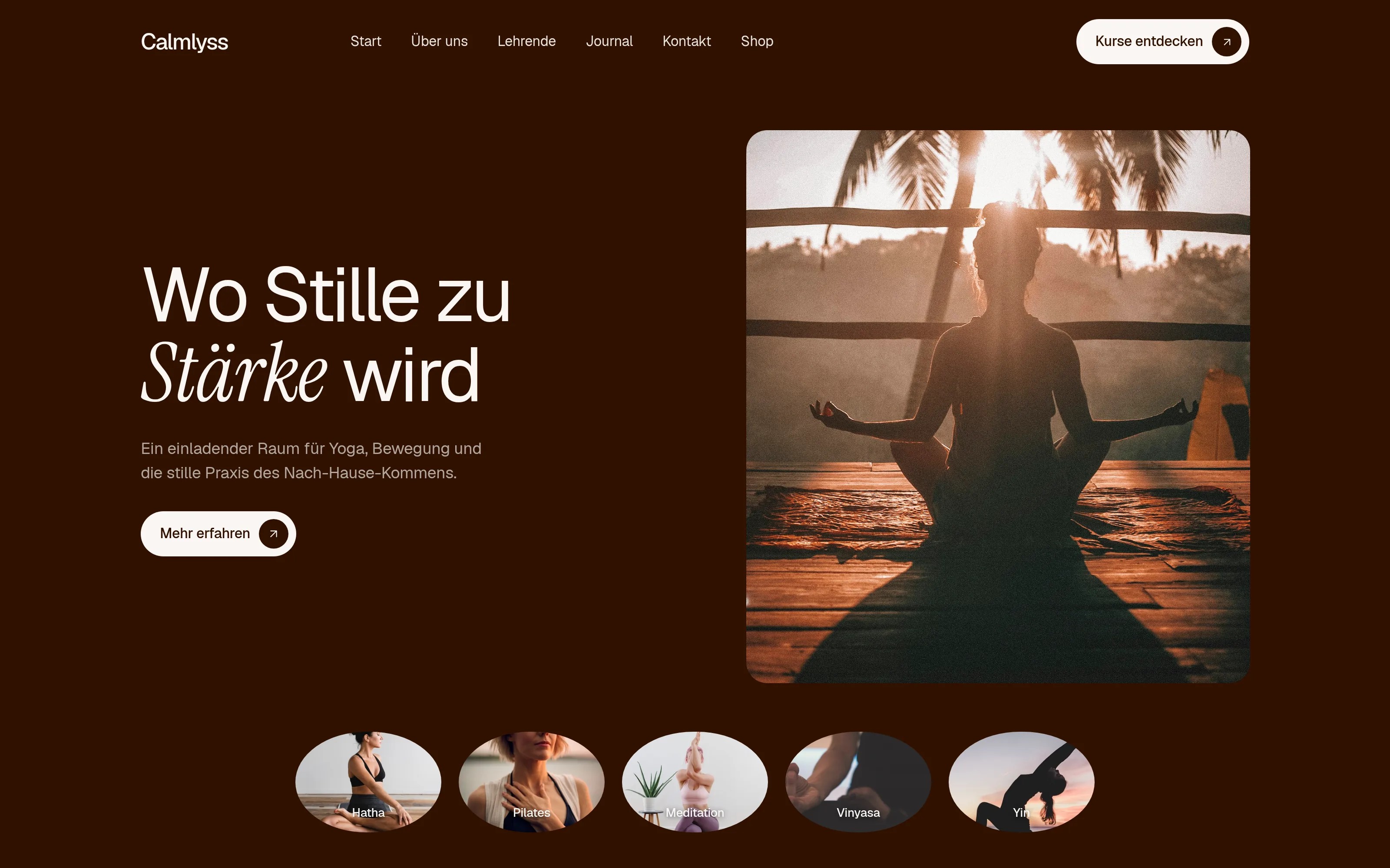 Live-Demo des Calmlyss-Themes: tiefbrauner Hintergrund mit der Headline „Wo Stille zu Stärke wird" und einem Yoga-Foto im Sonnenuntergang