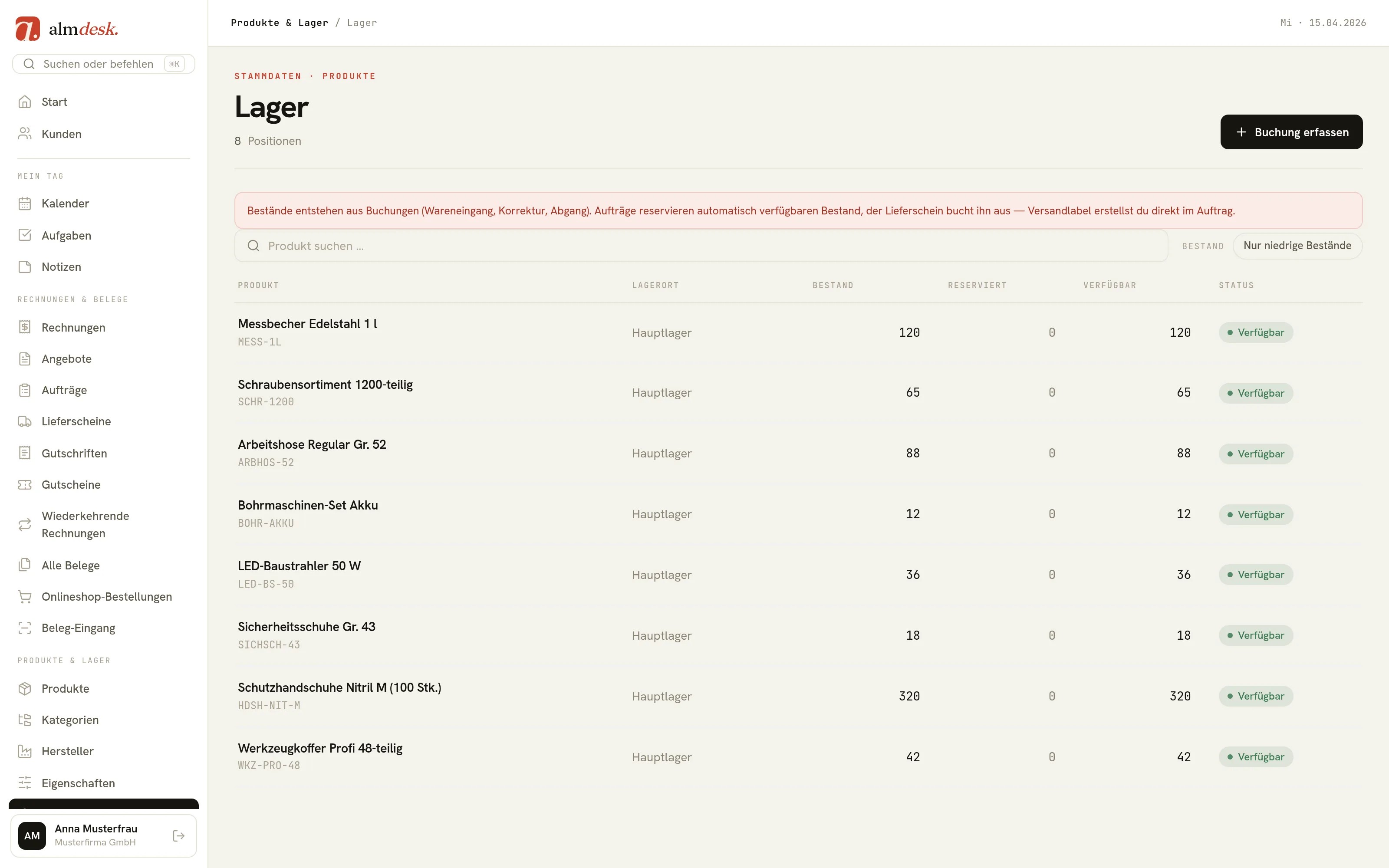 Lagerverwaltung in almdesk mit 8 Positionen und Spalten für Bestand, Reserviert und Verfügbar — alle Artikel verfügbar